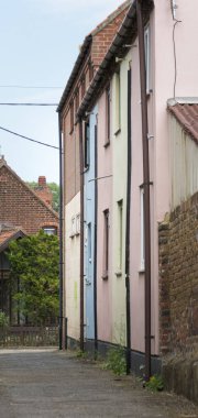 Beccles Suffolk, İngiltere, Temmuz 2018 - bir geçit Beccles, Suffolk, İngiltere'de tarihi pazar kasabasında renkli evlerin görünümünü