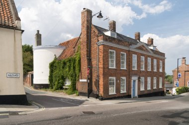 Beccles, Suffolk, İngiltere, Temmuz 2018 - Saint Peters House batıda Eski Pazar, Beccles, Suffolk, İngiltere'de yan