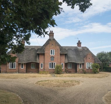 Bir thatched çatı evi ve sahil kasaba Southwold, Suffolk İngiltere'de bahçede