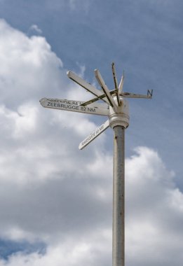 Yönlü bir tabela ile deniz mili, Southwold, Suffok, İngiltere