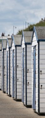 Renkli plaj kulübe sahil kasaba Southwold, Suffolk İngiltere'de yapılan bir dizi