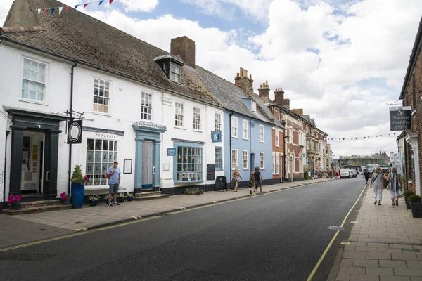 ショップやサフォーク イギリス 2018年 月サウスウォルドの歴史的な海辺の町の本町通りの古い建物 — ストック写真