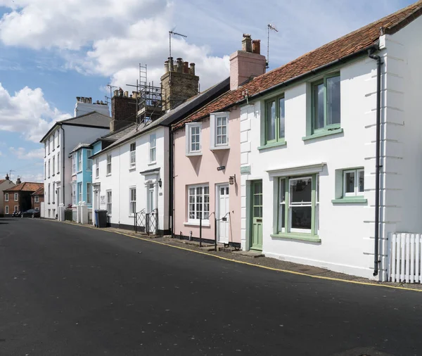 Una Fila Cottage Colorati Sul Mare Nella Storica Città Southwold — Foto Stock