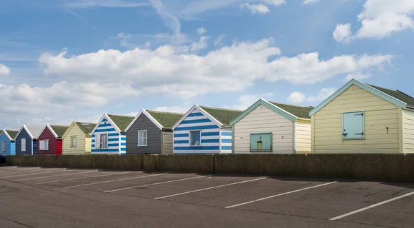 サウスウォルド サフォーク イギリスの海辺の町でカラフルなビーチハウスの行 — ストック写真