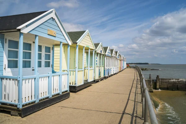 索思沃尔德海滨镇的一排五颜六色的海滨小屋 萨福克英国 — 图库照片