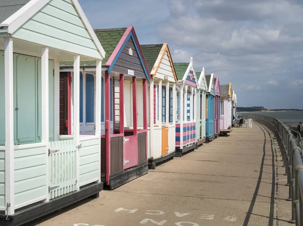 索思沃尔德海滨镇的一排五颜六色的海滨小屋 萨福克英国 — 图库照片