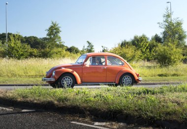 Turuncu vintage yolda araba Volkswagen Beetle