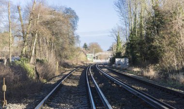 Sinyal kutusuna önde gelen ve geçiş tren rayları