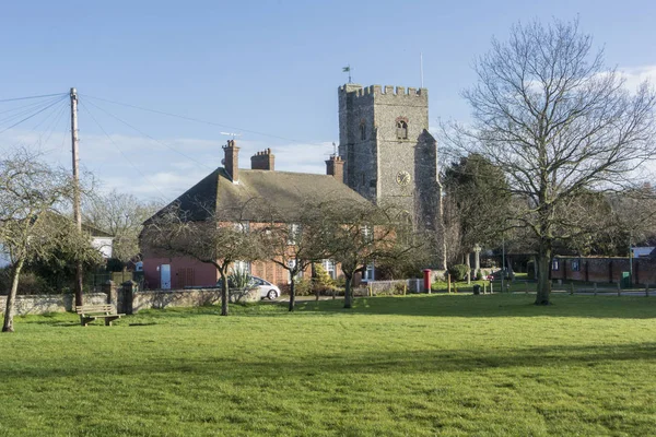 Gröna Och Kyrkan Den Gamla Byn Chartham Kent Storbritannien — Stockfoto