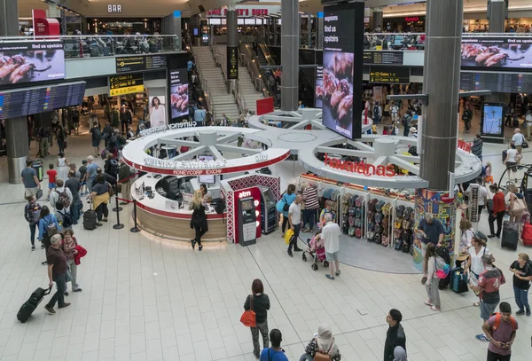 ガトウィック空港 ロンドン 英国で忙しい出発ホール — ストック写真