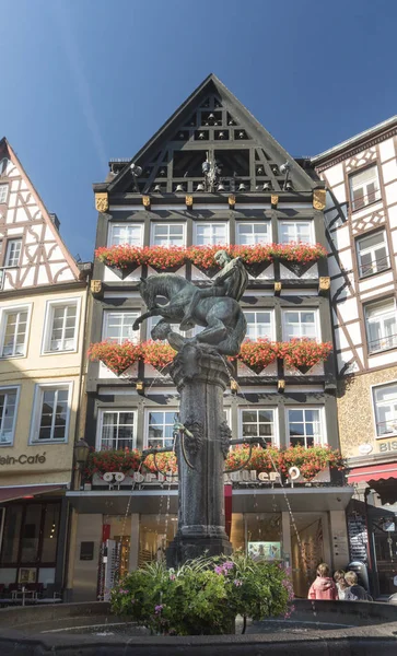 St Martin's su çeşme Market Square ile eski ahşap binalar arka planda, Cochem, Almanya çerçeveli