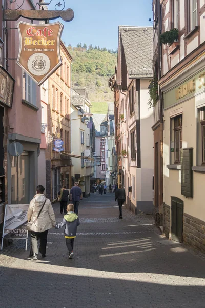 Straßenansicht Von Cochem Deutschland Mit Einer Frau Und Einem Jungen — Stockfoto