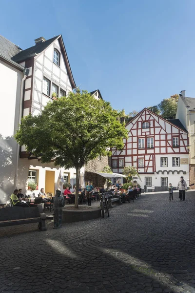 Una Ajetreada Plaza Ciudad Cochem Alemania Con Gente Sentada Fuera — Foto de Stock