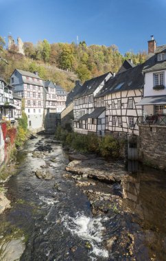 Monschau, Aachen, Almanya tarihi merkezi Rur Nehri boyunca pitoresk ahşap çerçeveli evler