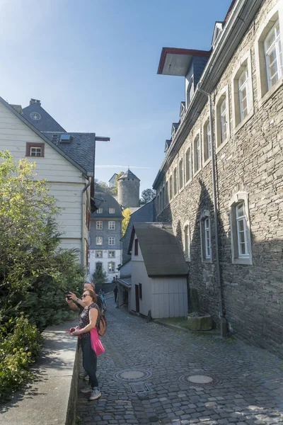 Touristen Beim Fotografieren Der Historischen Stadt Monschau Aachen Deutschland — Stockfoto