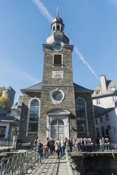 Kostel Skupinou Turistů Mimo Historickém Centru Monschau Aachen Německo — Stock fotografie