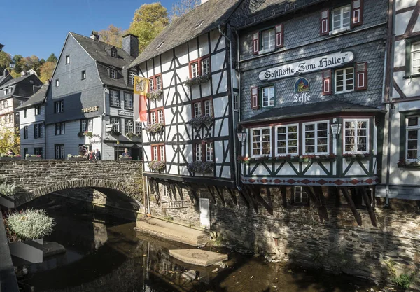 Malebné Dřevo Orámovaný Domy Podél Řeky Rur Historickém Centru Monschau — Stock fotografie