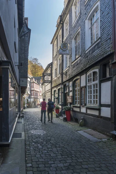 Touristen Spazieren Durch Die Enge Kopfsteinpflasterstraße Der Altstadt Von Monschau — Stockfoto