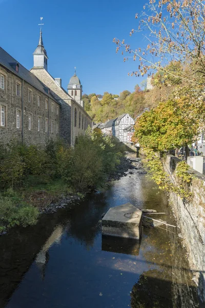 Pintorescas Casas Largo Del Río Rur Centro Histórico Monschau Aquisgrán —  Fotos de Stock