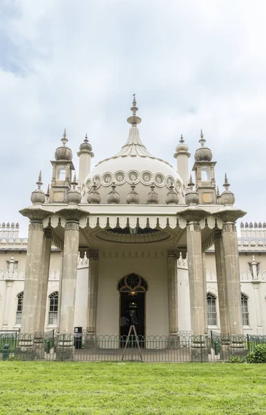 Royal Pavilion Brighton East Sussex Pour Taking Selfie Foreground — стоковое фото