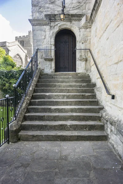 Escaliers Pierre Ancienne Menant Une Porte Bois Avec Une Église — Photo