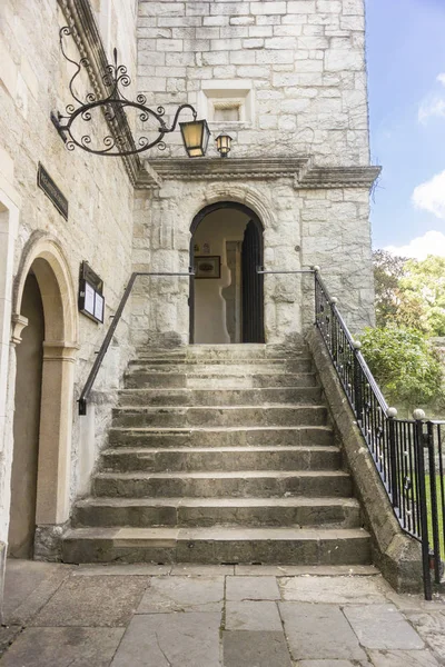 アーチ形にされた戸口に至るまで古代の石造りの階段 — ストック写真