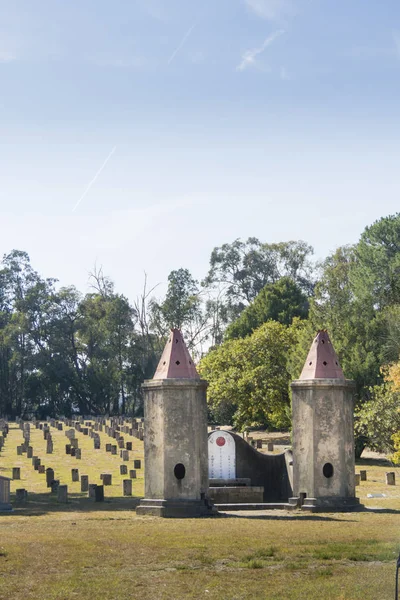 Torri ardenti cinesi nel cimitero di Beechworth, Victoria, Australia — Foto Stock