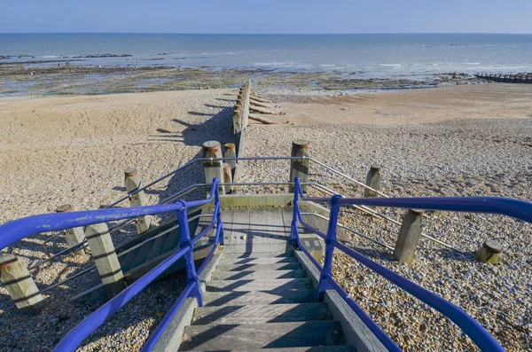 通往英国东苏塞克斯的伊斯特本海滩的台阶 — 图库照片