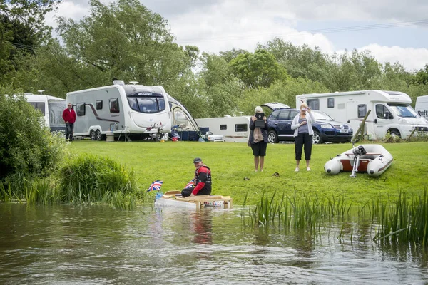 Personas y caravanas en la orilla del río — Foto de Stock