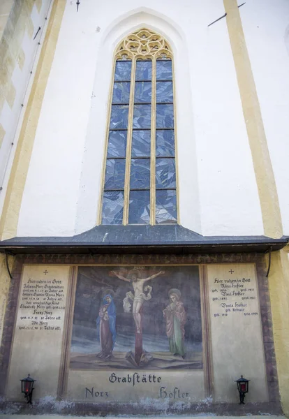 Kostel svatého kříže, sál v Tirol, Rakousko — Stock fotografie