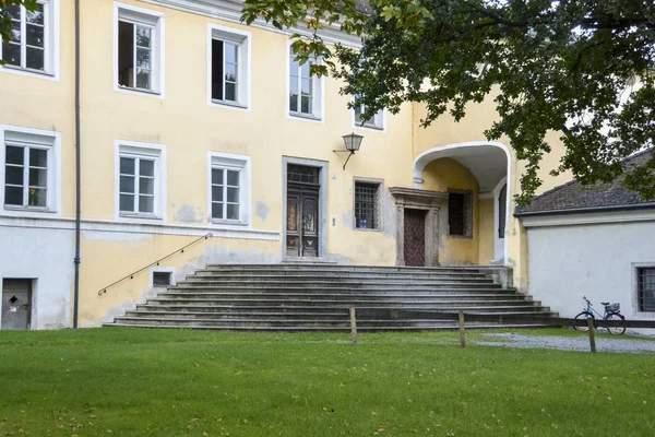 Žlutý stavební vchod, sál v Tirol, Rakousko — Stock fotografie