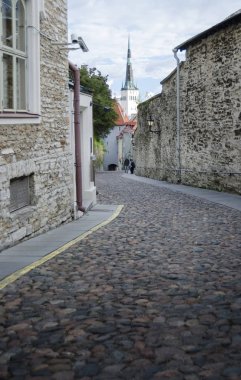 Tallinn kentinde Antik arnavut kaldırımlı sokak ve St Olaf kilise, Estonya