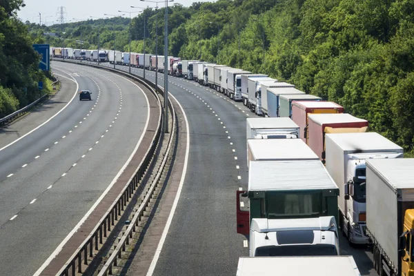Lorries parcat pe autostrada M20 în stiva de operare — Fotografie, imagine de stoc
