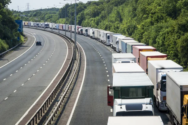 Φορτηγά σταθμευμένα στην εθνική οδό M20 στην επιχείρηση Stack — Φωτογραφία Αρχείου