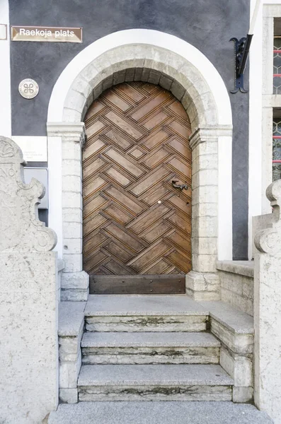 Porta de madeira ornamentada — Fotografia de Stock