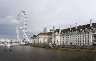 Thames Nehri 'nin güney kıyısı manzarası, Londra, Uk