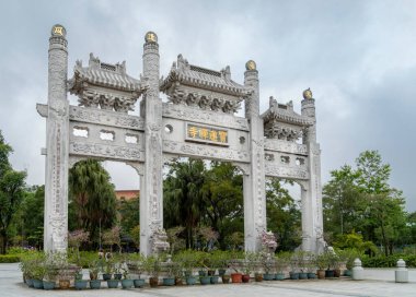 Hong Kong, Lantau Adası 'ndaki Ngon Ping Köyü' ndeki kapı.