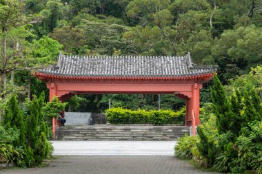 Hong Kong, Lantau Adası 'ndaki Ngon Ping Köyü' ndeki kapı.