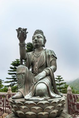 Budist Deva heykeli, Hong Kong 'daki Lantau Adası' ndaki Tian Tan Büyük Buda heykeline çiçek sunuyor.
