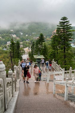 Hong Kong 'daki Lantau Adası' ndaki Tian Tan Büyük Buda heykelinin tepesinden Ngon Ping köyüne bakın.
