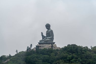 Tian Tan Büyük Buda heykeli tepenin üstünde, Lantau Adası, Hong Kong