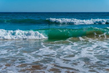 Sahilde dalgalar kopuyor