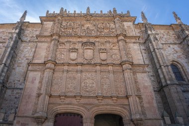 İspanya 'nın Salamanca kentindeki üniversite girişinin şaşaalı cephesi