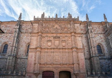 İspanya 'nın Salamanca kentindeki üniversite girişinin şaşaalı cephesi