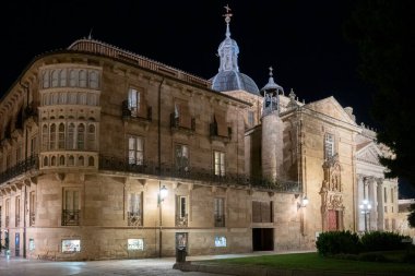 Salamanca Üniversitesi cephesi, İspanya 'nın Salamanca şehrinde gece aydınlandı.