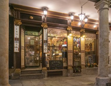 İspanya 'nın Salamanca şehrinde gece vakti bir İspanyol restoranının cephesi