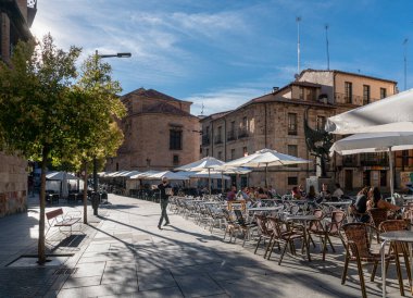 İspanya 'nın Salamanca şehrindeki caddede masalar ve sandalyeler