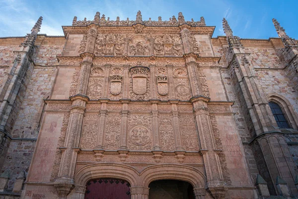 İspanya 'nın Salamanca kentindeki üniversite girişinin şaşaalı cephesi