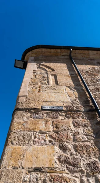 Sinal Rua Cerâmica Edifício Antigo Cidade Salamanca Espanha Tradução Fluxo — Fotografia de Stock