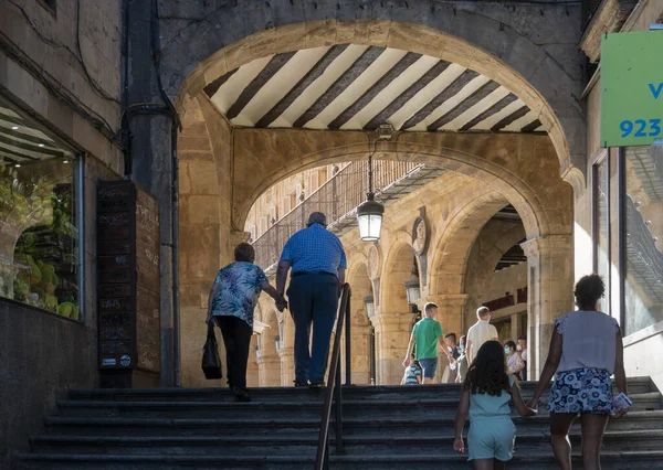 Folk Går Uppför Stentrappan Till Plaza Mayor Staden Salamanca Spanien — Stockfoto